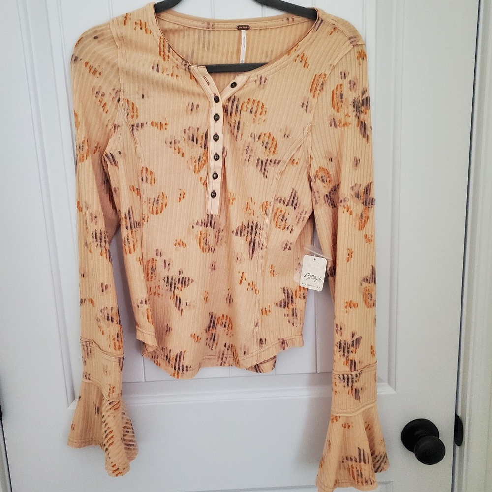 NWT FREE PEOPLE PEACH FLORAL BELL SLEEVE TOP SIZE M